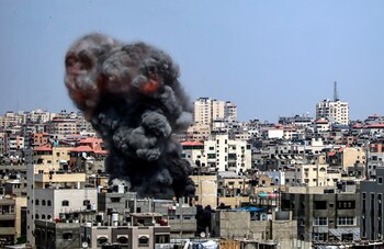 Foto de archivo de un ataque aéreo israelí sobre la ciudad de Gaza. EFE/EPA/HAITHAM IMAD