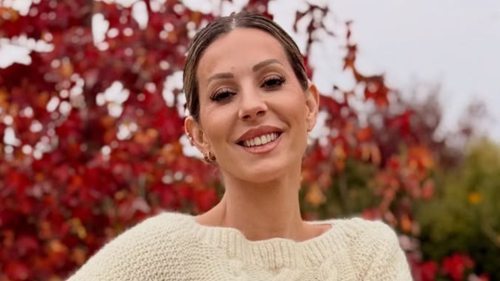 La reconocida actriz y bailarina Noelia Marzol sonríe a cámara mientras comparte con el público su pasión por el tejido, revelando una faceta inesperada de su vida. (Instagram)