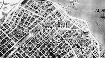 Mapa artístico en blanco y negro de una ciudad con cuadrículas de edificios, calles, zonas verdes, vías de tren, un puerto y una brújula