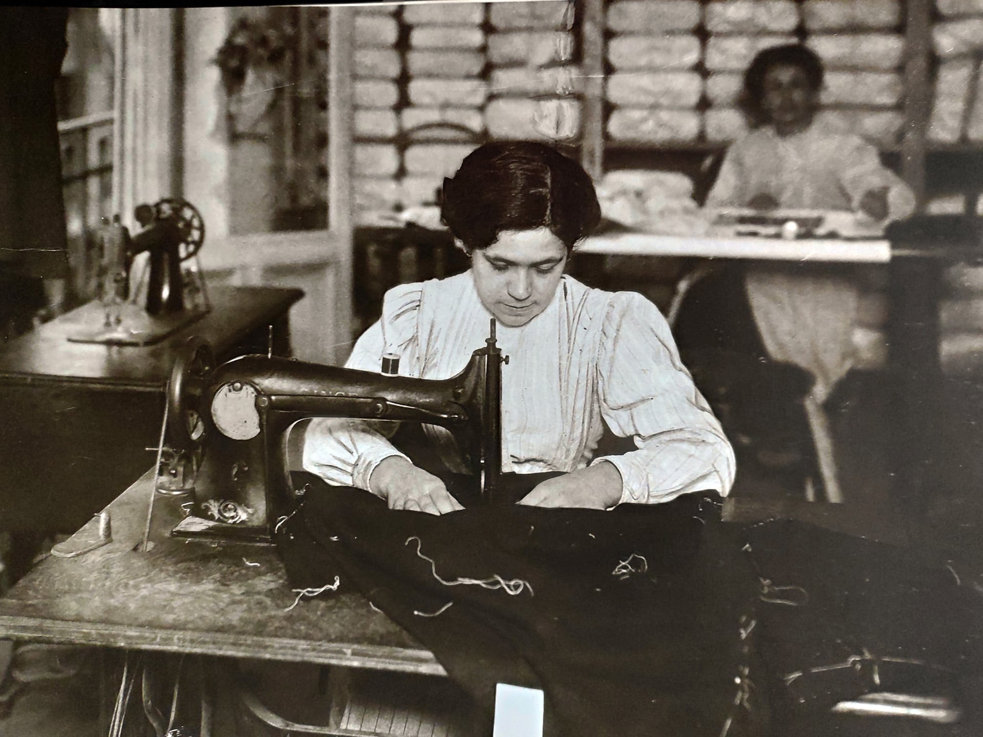 También se reglamentó el trabajo de las mujeres, que lo hacían bajo las mismas condiciones que el hombre