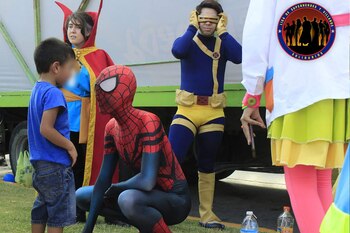 Lisandro, como Spiderman. Es uno