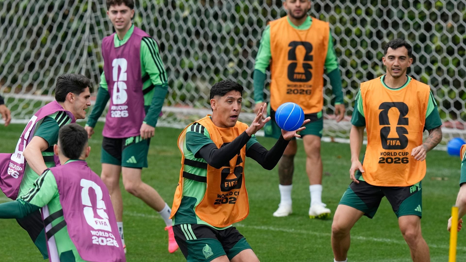 Solamente cuatro jugadores de México faltan por jugar en este Mundial (AP Photo/Fernando Llano)