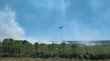 Tres helicópteros y un avión