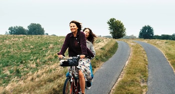 Paula Beer y Barbara Auer en 'Espejos Nº3'