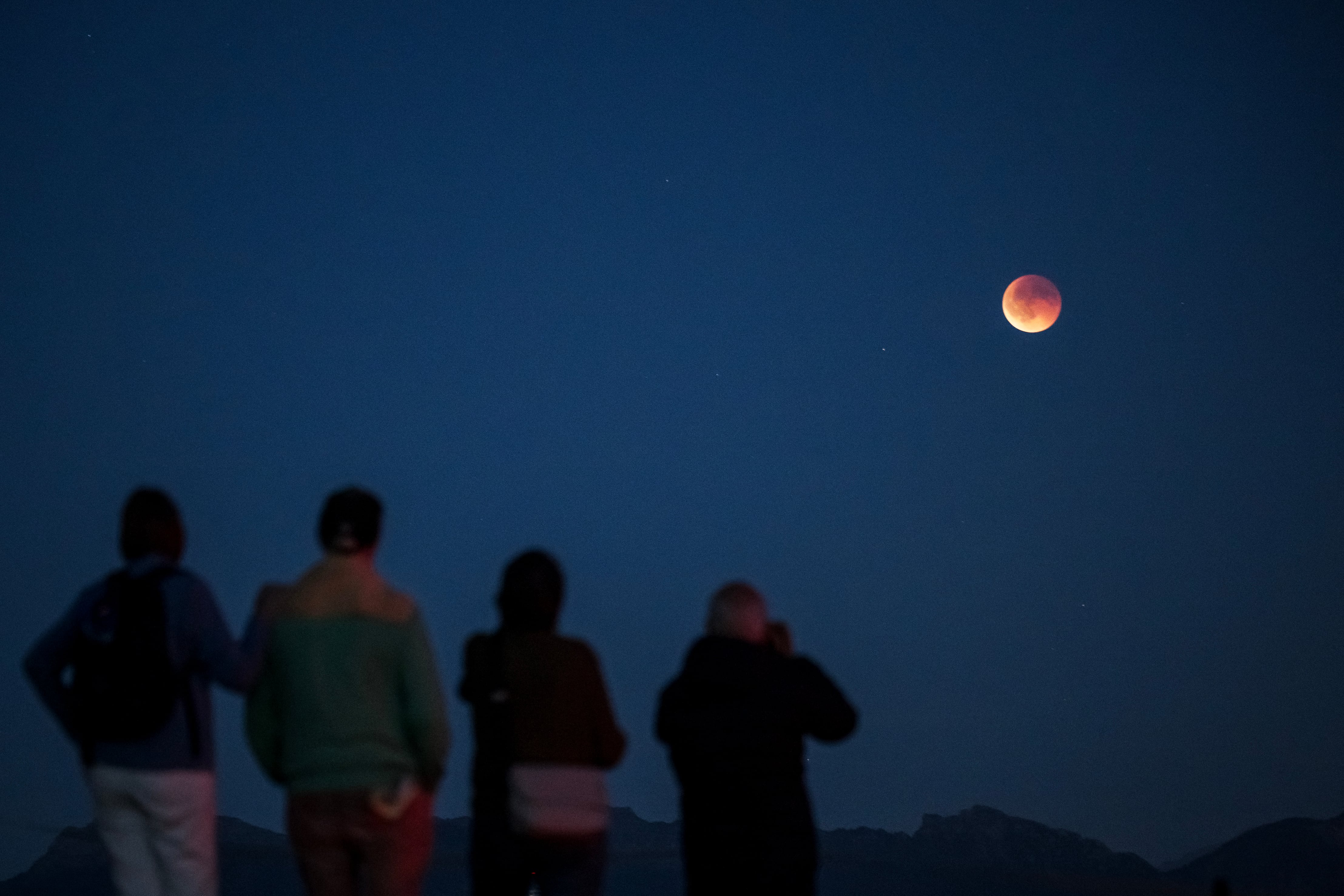 El eclipse lunar parcial de agosto 2026 tendrá una duración total de más de cinco horas permitiendo disfrutar cada fase del evento astronómico (Fabrice Coffrini / AFP)
