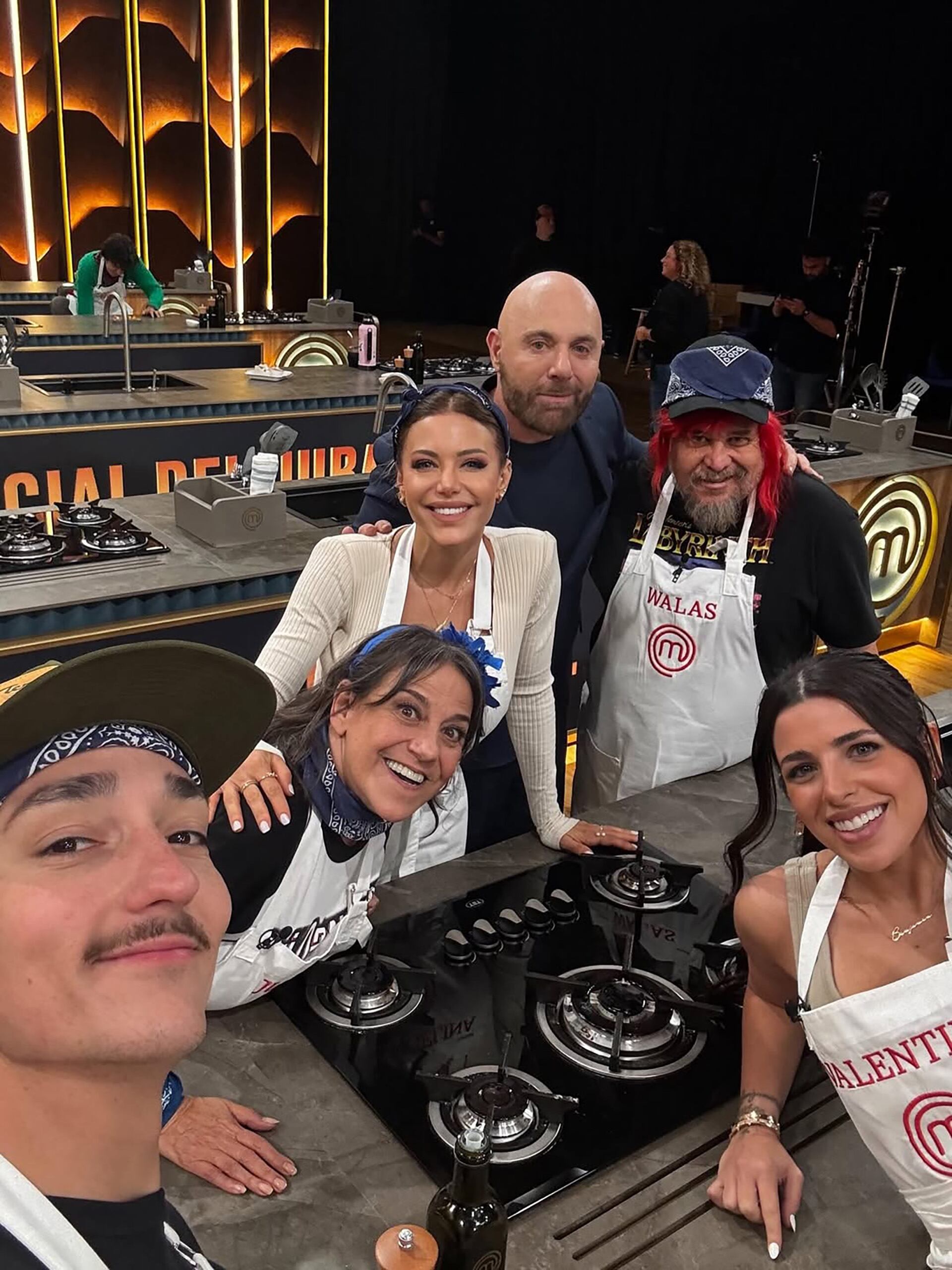 Alex Pelao, Julia Calvo, Evangelina Anderson, Germán Martitegui, Walas y Valentina Cervantes en torno a una de las cocinas más famosas del mundo