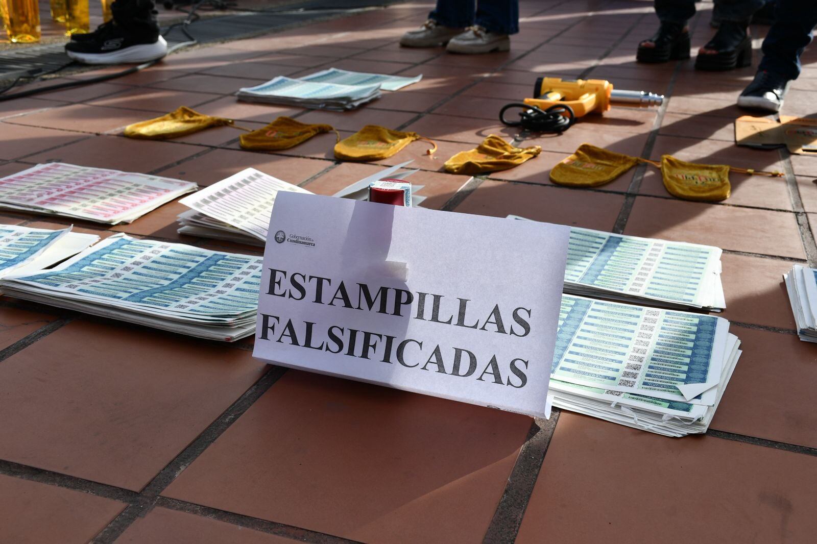 Además de las bebidas adulteradas, las autoridades encontraron estampillas, tapas, sellos y otros elementos falsificados para dar apariencia legal a los productos -crédito @HaciendaCundi/X