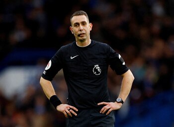 David Coote es árbitro de la Premier League desde el 2018 y lleva más de 100 partidos dirigidos (Reuters/Andrew Boyers/File)