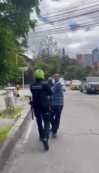 La acción rápida de la seguridad de la sede de Colombia Humana y la Policía Metropolitana evitó que el atacante causara heridas durante el incidente en La Soledad - crédito @GloriaFlorezSI/X