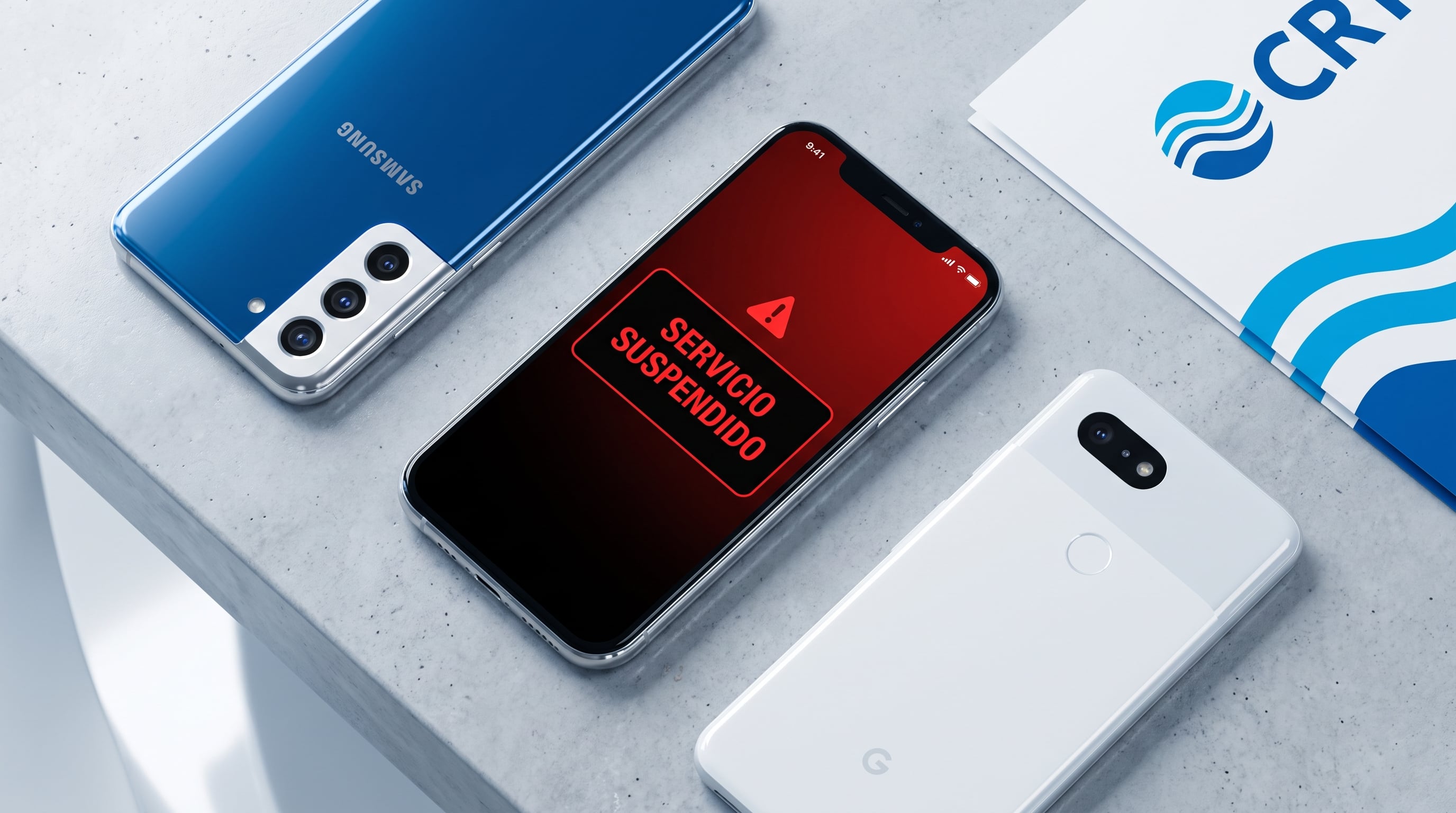 Un teléfono móvil exhibe en su pantalla un mensaje de servicio suspendido, flanqueado por otros dos dispositivos y un documento con el logotipo CRT. (Imagen Ilustrativa Infobae)