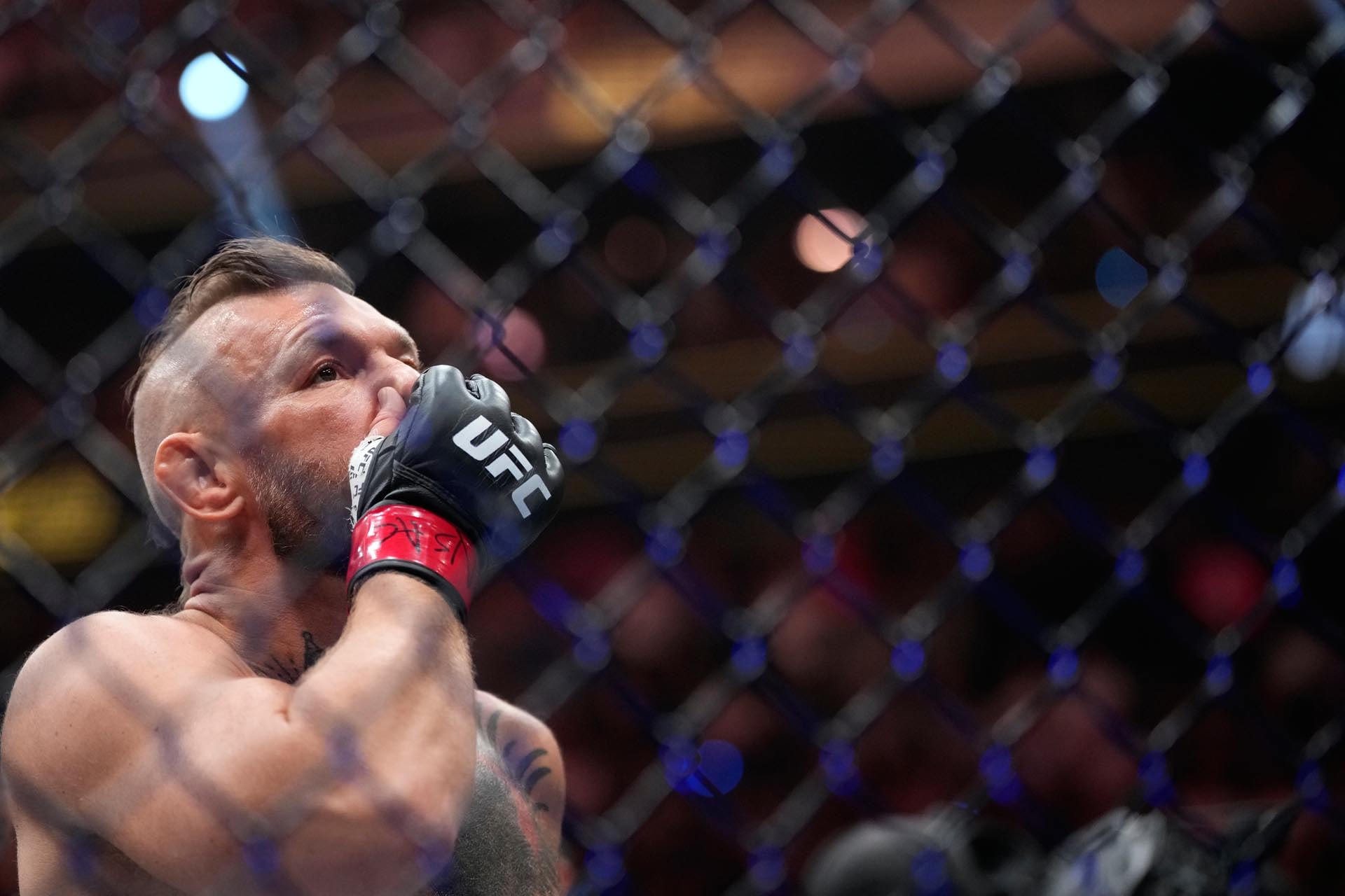 El luchador Conor McGregor perdió por lesión ante Holloway (AP)