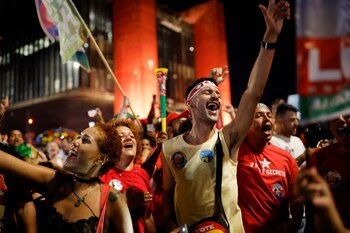 Miles de seguidores de Lula aguardaron en la avenida Paulista los resultados del ballotage