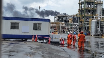 Tras falla eléctrica en la Refinería Olmeca, Pemex anuncia proceso de arranque y descarta riesgos