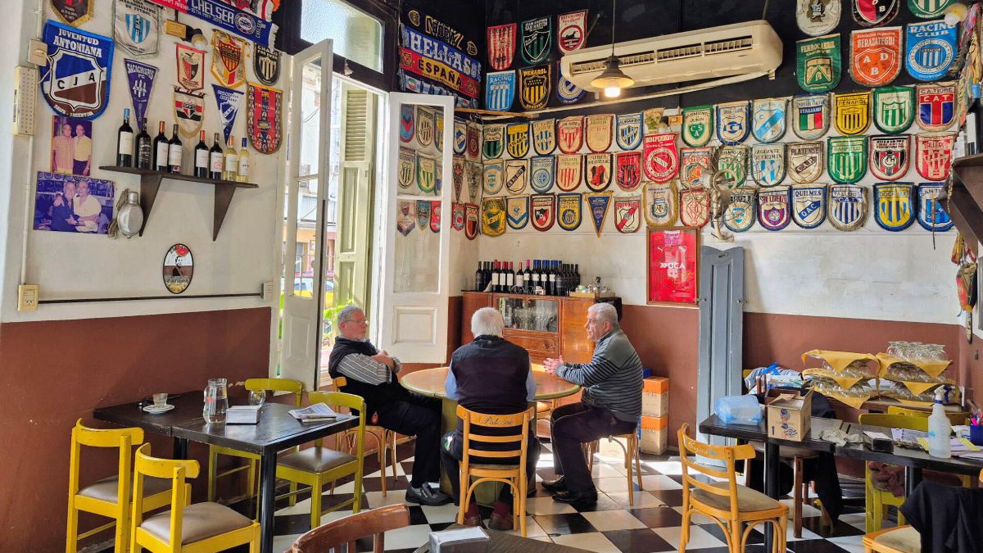 El bar conserva aberturas y carpinterías originales, además de objetos donados por vecinos futboleros y recuerdos tangueros