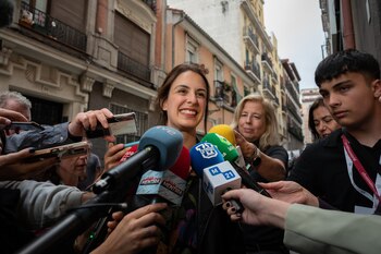 La candidata de Más Madrid a la alcaldía de la capital, Rita Maestre, atiende a la prensa para valorar el desarrollo de las elecciones municipales y regionales, este domingo en Madrid. EFE/ Fernando Villar
