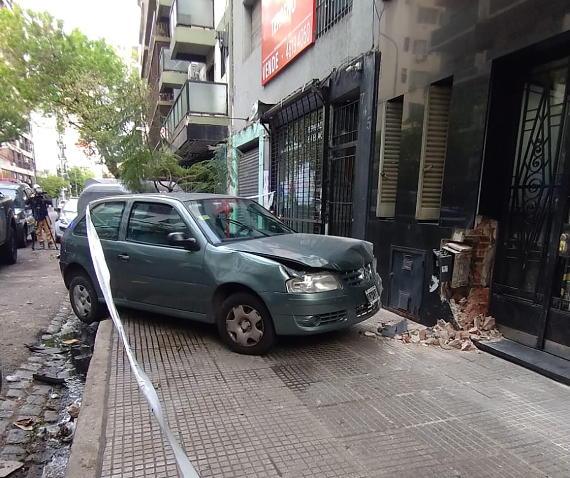 El conductor se quedó dormido y chocó contra la puerta de un edificio, afectando el medidor de luz (SAME)