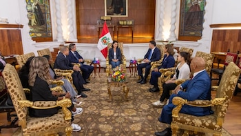 La presidenta de la República, Keiko Fujimori, junto al presidente del Comité Organizador de Lima 2027 y del IPD, Sergio Ludeña, recibieron en Palacio de Gobierno a la múltiple campeona olímpica Simone Biles. - Crédito: IPD
