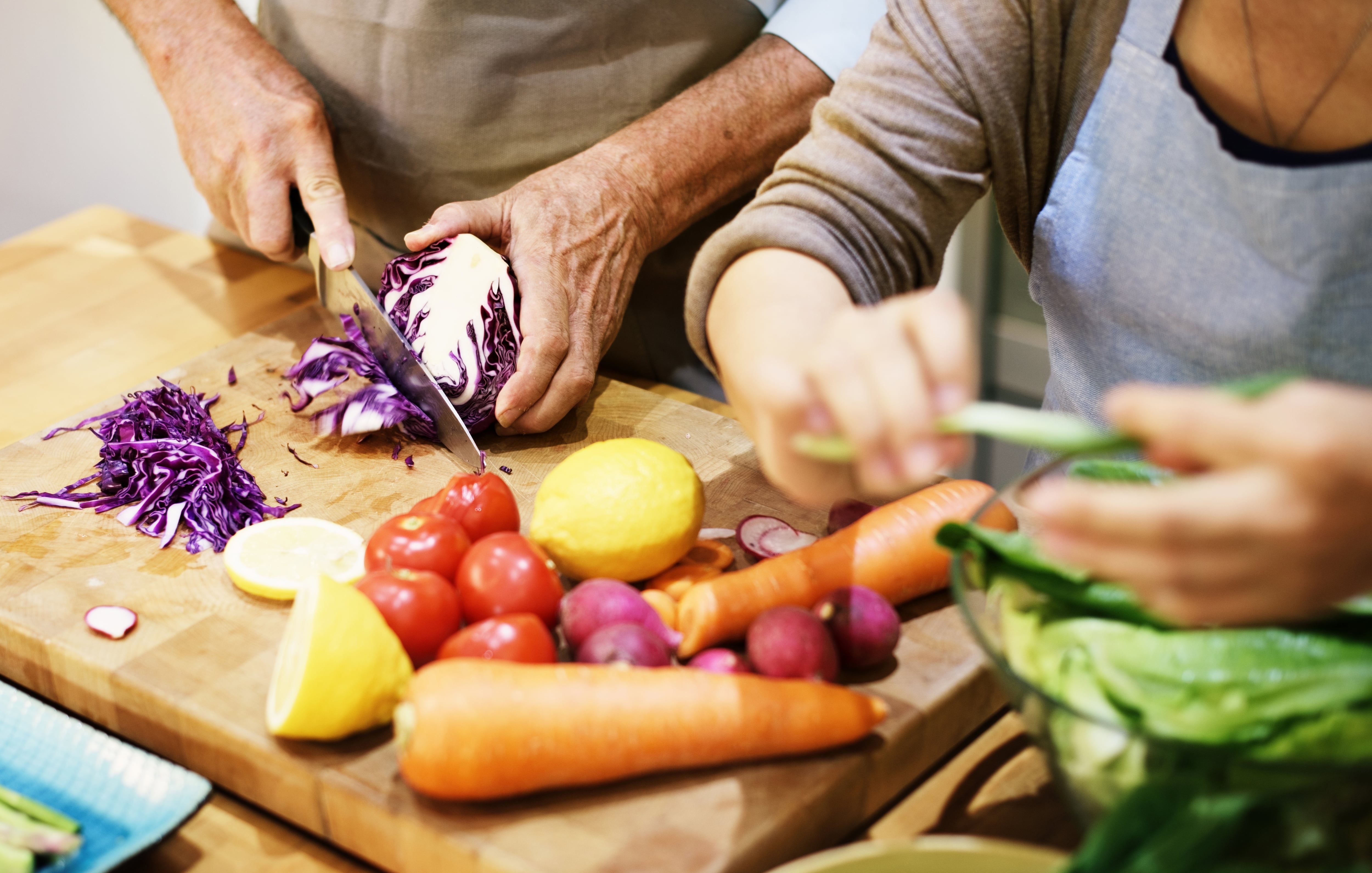 Un matrimonio prepara la comida (Shutterstock)