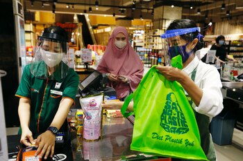 El protector facial plástico fue