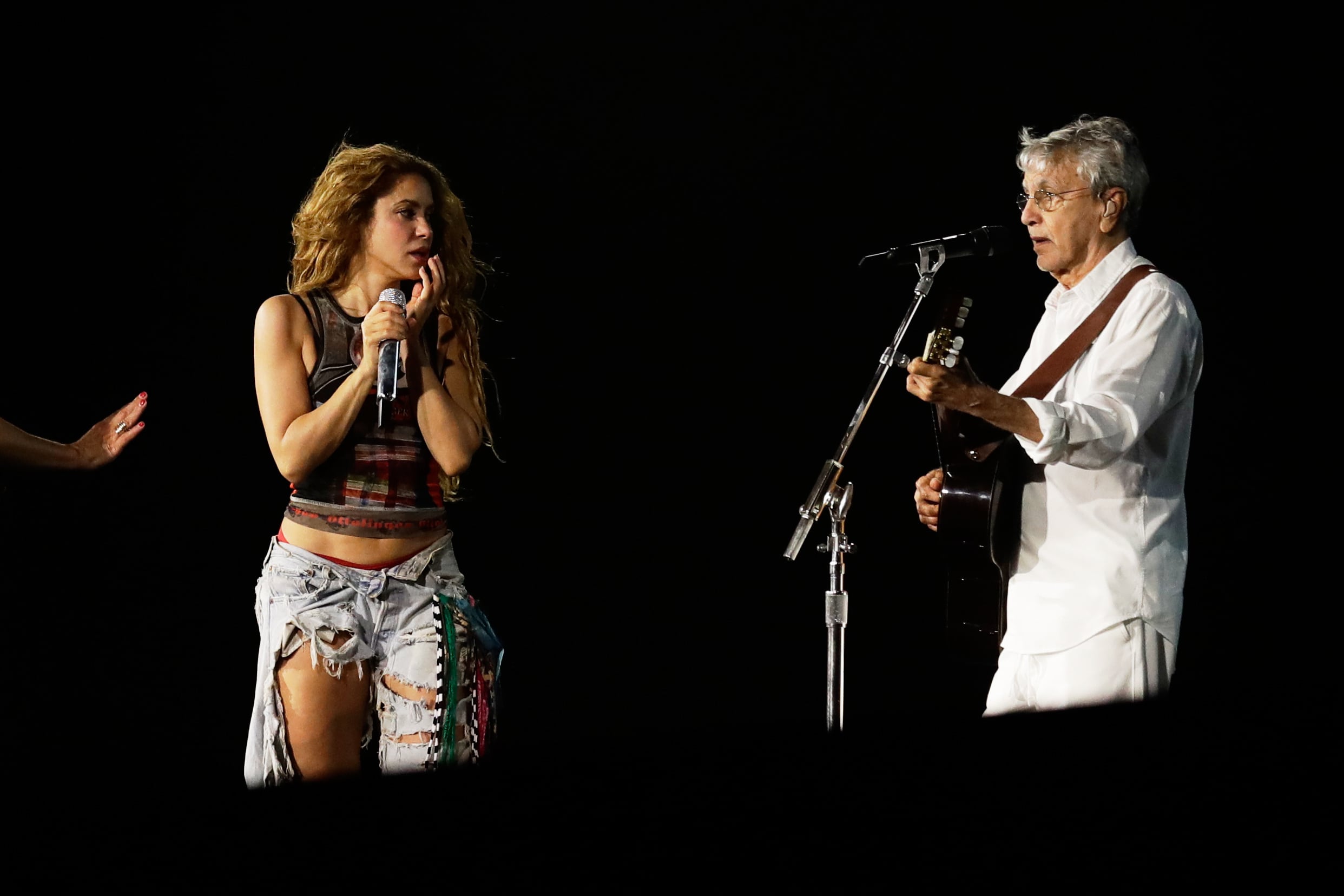 La cantante colombiana Shakira y el cantante brasileño Caetano Veloso participan en un ensayo un día antes del concierto gratuito de Shakira, en la playa de Copacabana, en Río de Janeiro, el viernes 1 de mayo de 2026. (Foto AP/Bruna Prado)