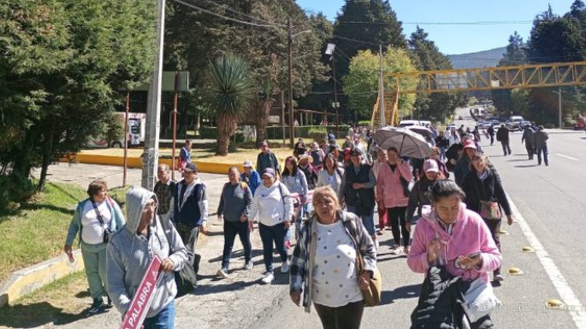 Vecinos de Tultitlán rebautizan calles con placas críticas para manifestar su inconformidad con el ayuntamiento. (X/@FernandoCruzFr)