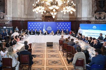 La reunión plenaria se realiza en el Salón Azul del Senado