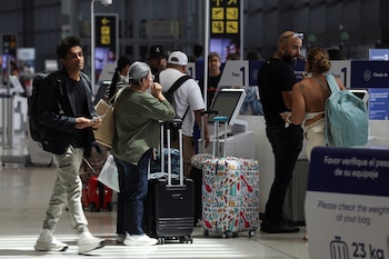 Los pasajeros se registran en