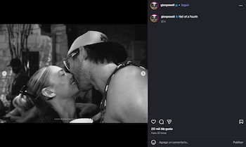 Glen Powell y Michelle Randolph aparecen besándose en una de las fotos de la publicación.