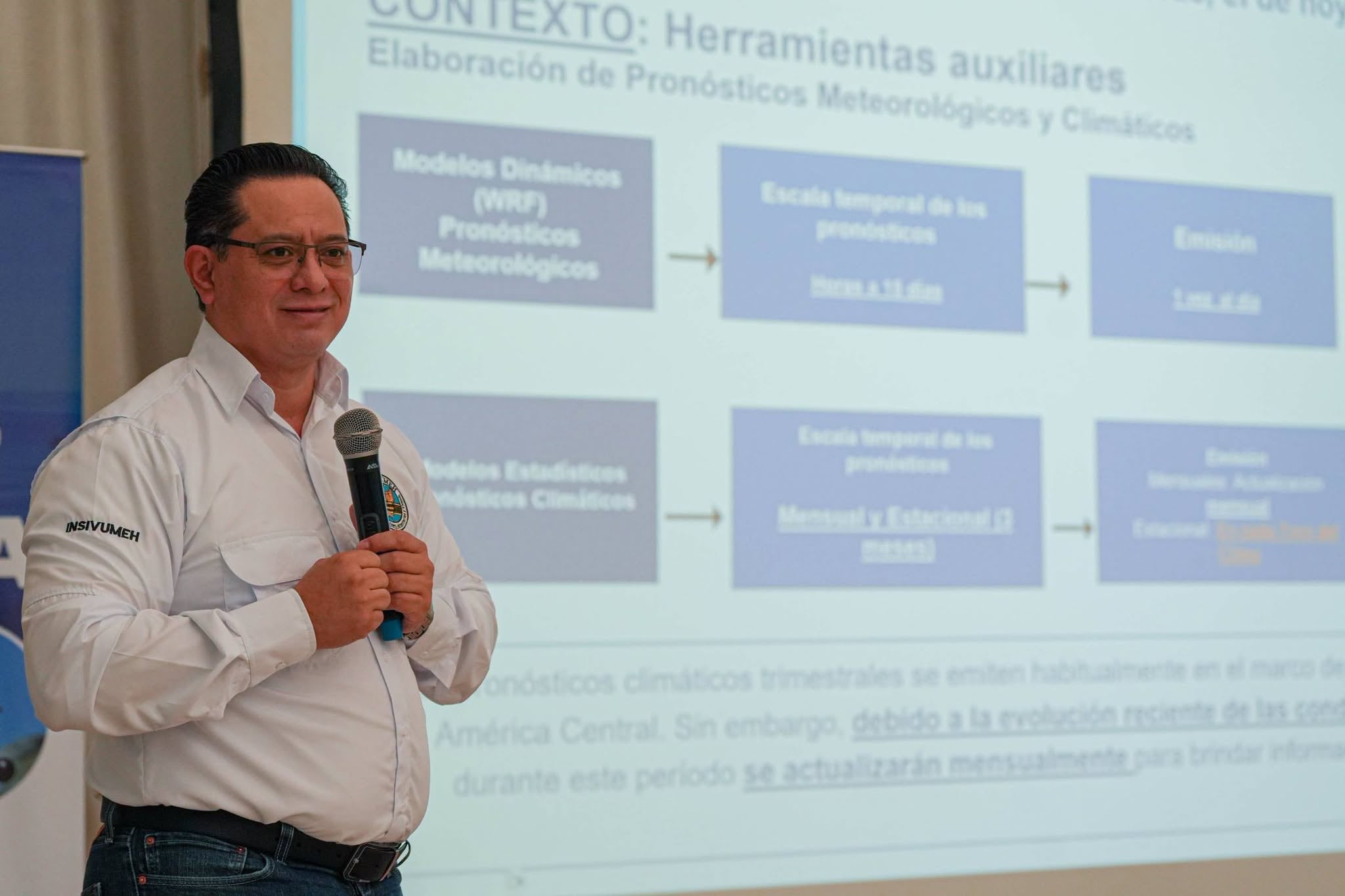 Integrantes del INSIVUMEH presentan el programa Clínicas del Clima durante un acto oficial en Guatemala. (INSIVUMEH Guatemala)