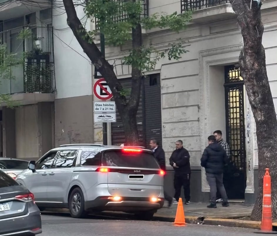 Massa sale de la casa de Cristina Kirchner, en San José 1111
