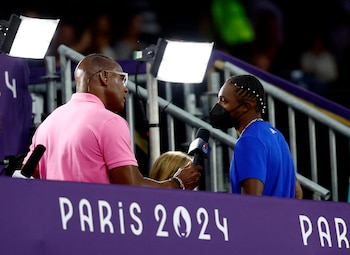 Lyles es entrevistado con un barbijo tras la carrera de los 200 metros (Foto: Reuters/Sarah Meyssonnier)