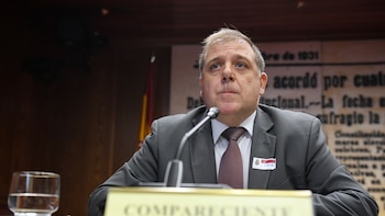Juanma Serrano, el hombre que puso su Mercedes al servicio de Pedro Sánchez para que volviese a Ferraz y cuyo móvil guarda miles de mensajes que intercambió con Leire Díez
