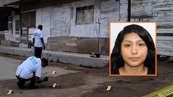 Dos policías científicos trabajan en una calle de tierra con marcadores de evidencia, con la foto de una mujer de cabello oscuro en recuadro