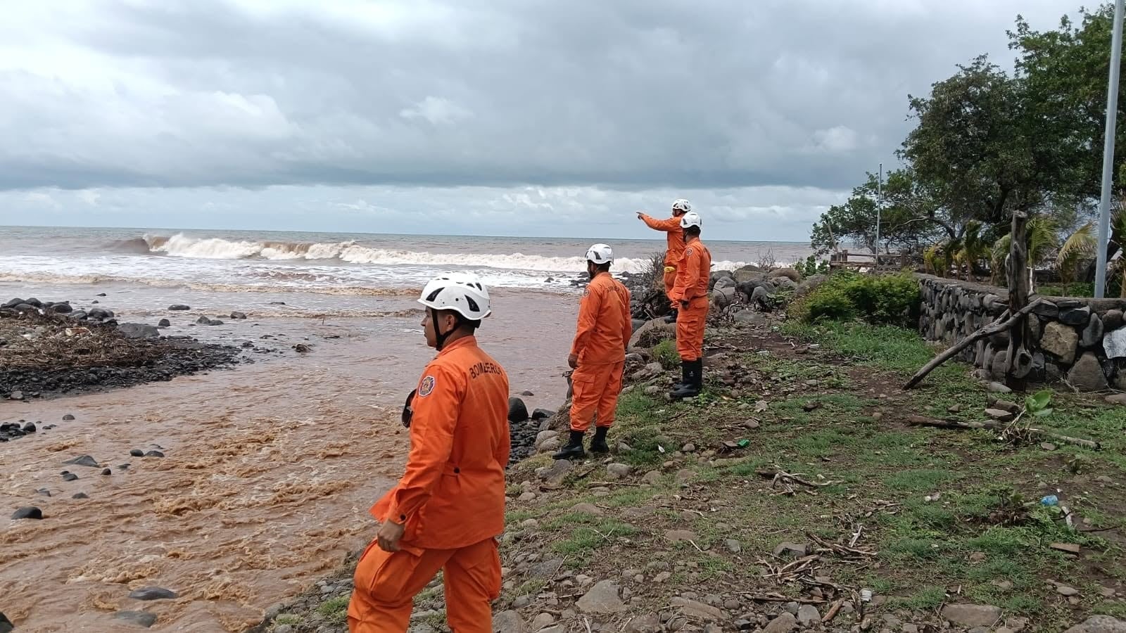 Protección Civil ordenó identificar zonas con riesgo de anegamientos, inundaciones, deslaves y derrumbes por la acumulación de lluvias. (Cortesía: Bomberos El Salvador)