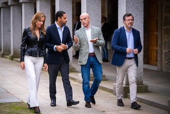 17/10/2026 El secretario general de Vox, Ignacio Garriga, junto al portavoz nacional del partido, José Antonio Fúster; la portavoz de Vox en la Asamblea de Madrid, Isabel Pérez Moñino, y el eurodiputado Jorge Buxadé, durante un encuentro en S.L. De El Escorial..
El secretario general de Vox, Ignacio Garriga, ha calificado este sábado de "insultante" que el presidente del Gobierno, Pedro Sánchez, se dedique a decir públicamente que quiere a su mujer, Begoña Gómez, mientras los ciudadanos "tienen dificultades para llegar a fin de mes" y el Ejecutivo "no dé respuesta" a este problema, ni a otras como la inseguridad y la falta de acceso a una vivienda.
ESPAÑA EUROPA MADRID POLÍTICA
VOX