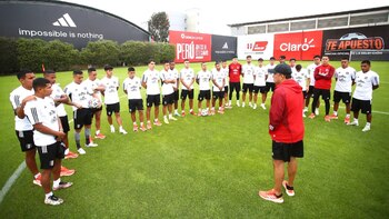 Juan Reynoso dirigió el primer entrenamiento de la selección peruana previo al comienzo de las Eliminatorias Sudamericanas. (FPF)