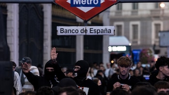 Antidisturbios y pelotas de goma en Madrid: la policía frena la marcha de los manifestantes de extrema derecha que iban hacia la acampada de Sol