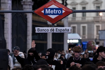 Un grupo de personas durante una concentración contra la acampada en la Puerta del Sol. (Europa Press)