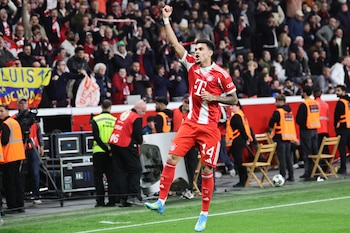 Luis Díaz ya salió campeón de la Supercopa de Alemania y la Bundesliga con el Bayern Múnich, y tiene la opción de sumar la Copa de Alemania y la Champions - crédito RONALD WITTEK/EFE/EPA
