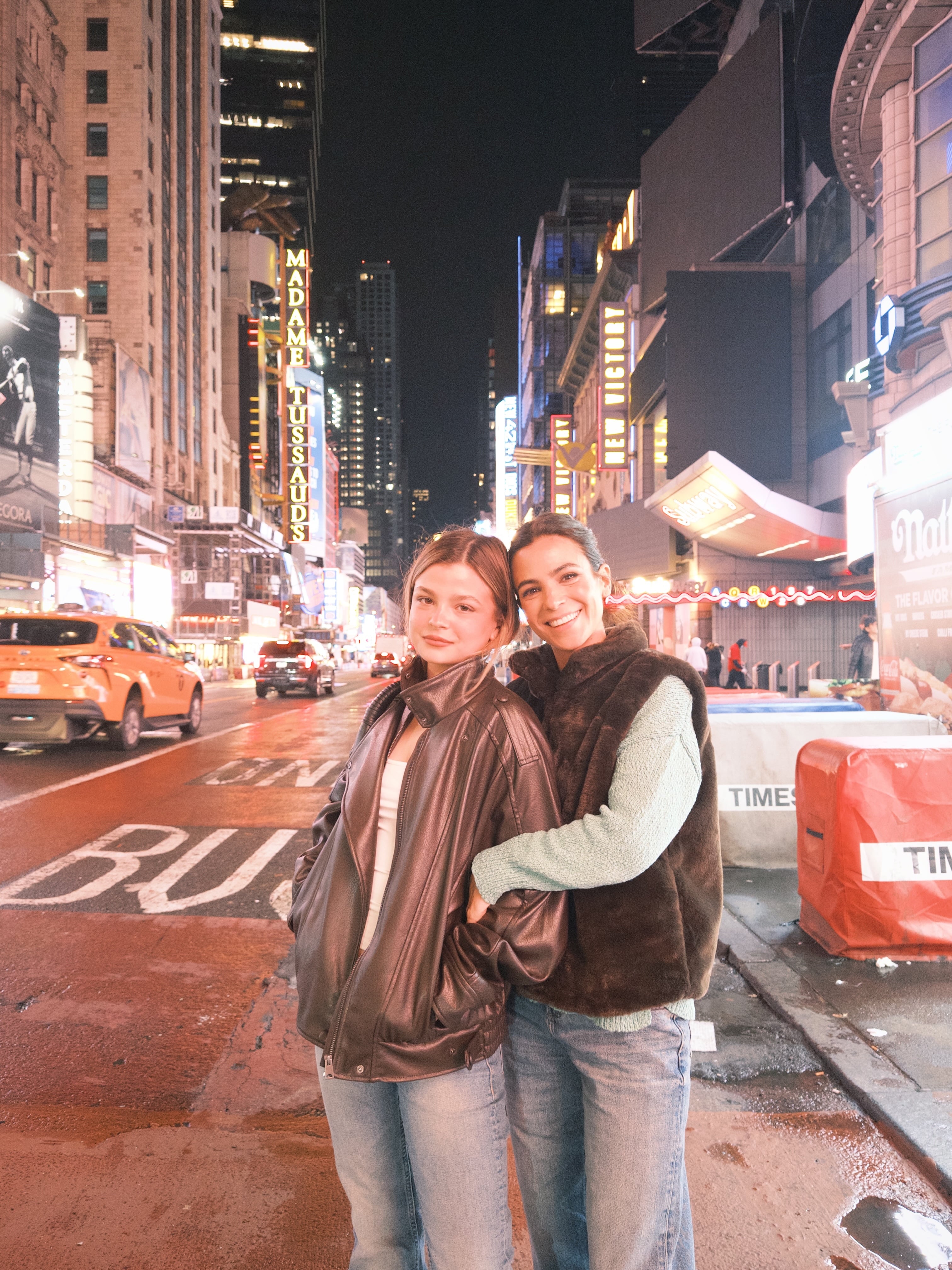 Agustina Cherri y su hija Muna Pauls posaron juntas en plena salida nocturna por Nueva York