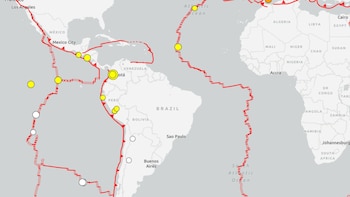 Mapa global que muestra Norteamérica, Sudamérica y África, con líneas rojas de placas tectónicas y círculos amarillos y blancos que marcan eventos sísmicos