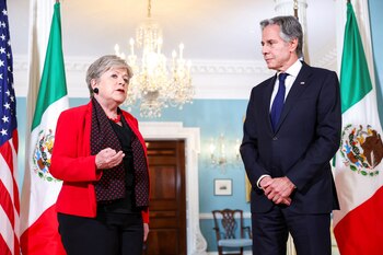 Antony Blinken junto a Alicia