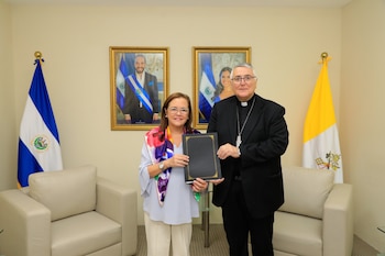 La entrega de Copias de Estilo habilita al Nuncio Apostólico de la Santa Sede a ejercer funciones oficiales antes de presentar sus cartas credenciales al presidente de El Salvador./ (Redes de Alexandra Hill Tinoco)
