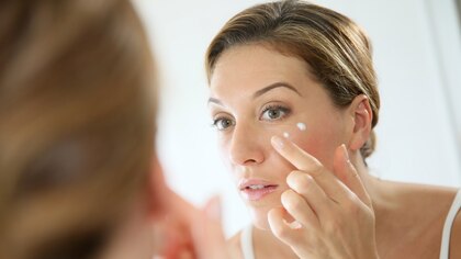 Cinco productos de belleza para mujer con descuentos de más del 40%: sérum antiedad, corrector de ojeras y máscara de pestañas
