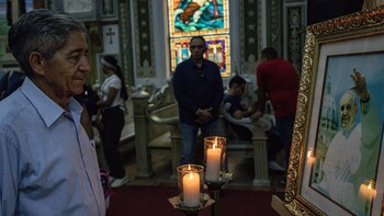 Personas asisten a una misa