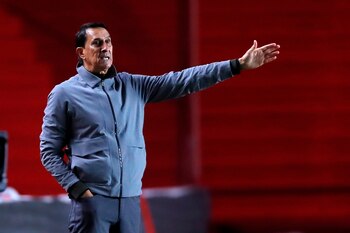 En la imagen, el entrenador Alexandre Guimarães. EFE/ Juan Ignacio Roncoroni /POOL/Archivo