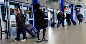 Los pasajeros pueden viajar en el Long Island Rail Road hasta Jamaica y continuar desde allí en el AirTrain hacia las terminales.