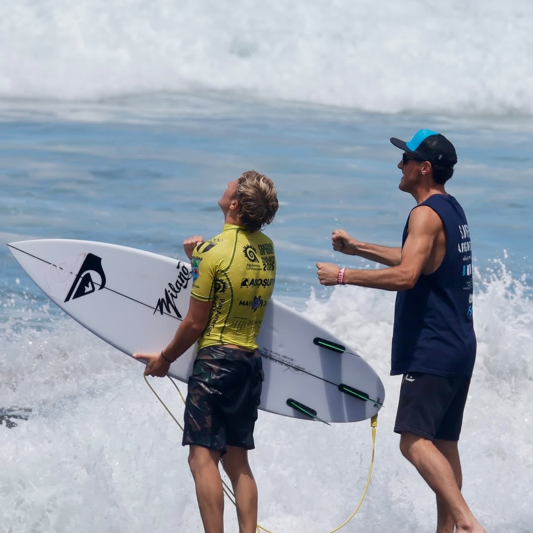 Thiago Passeri tiene como entrenador a su papá Martín, una leyenda del surf argentino (Instagram @thiagopasseri1)
