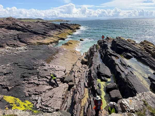 Científicos de la NASA examinaron las costas de Clachtoll para interpretar las señales geológicas del pasado de Marte. (NASA/Pedro Cota)
