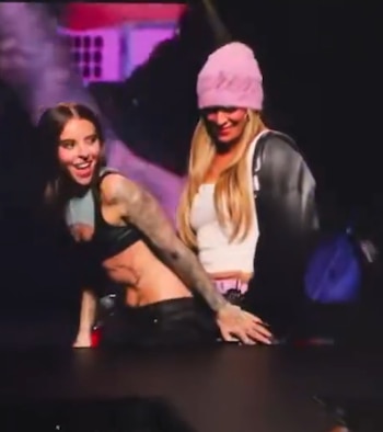 Karol G y Young Miko interpretaron DISPO y compartieron escenario durante BbY WOW - crédito tomada de redes sociales / X